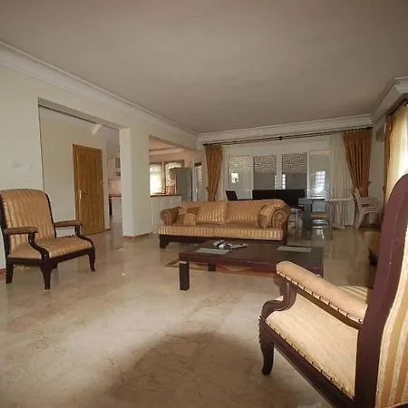 Riverside Triplex With Garden & Pool אלאניה