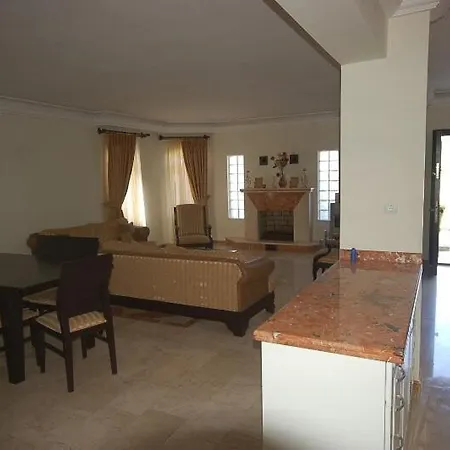 Riverside Triplex With Garden & Pool אלאניה