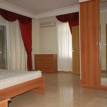 וילה Riverside Triplex With Garden & Pool