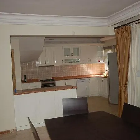 Riverside Triplex With Garden & Pool Vila