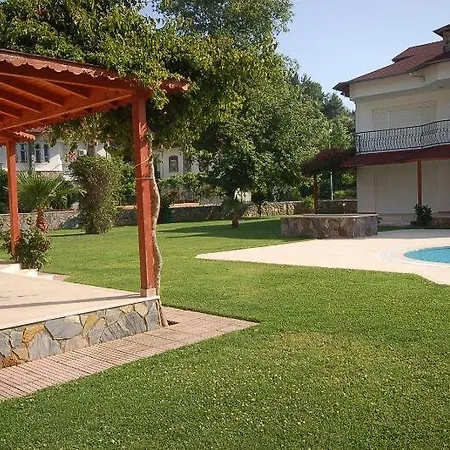 Riverside Triplex With Garden & Pool Vila *