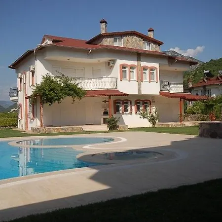 וילה Riverside Triplex With Garden & Pool