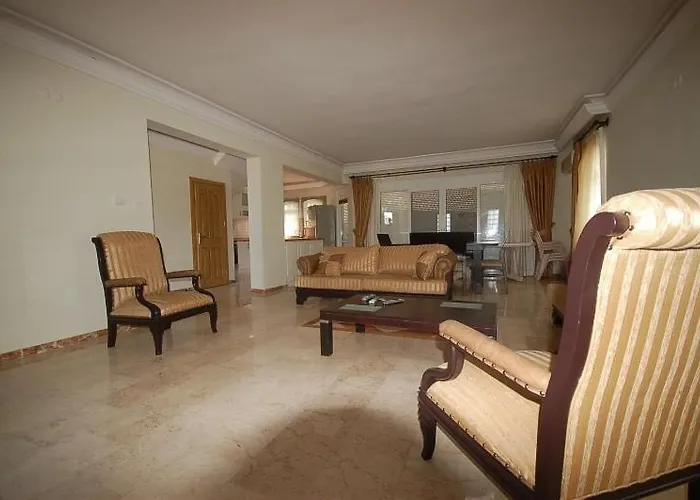 Riverside Triplex With Garden & Pool אלאניה