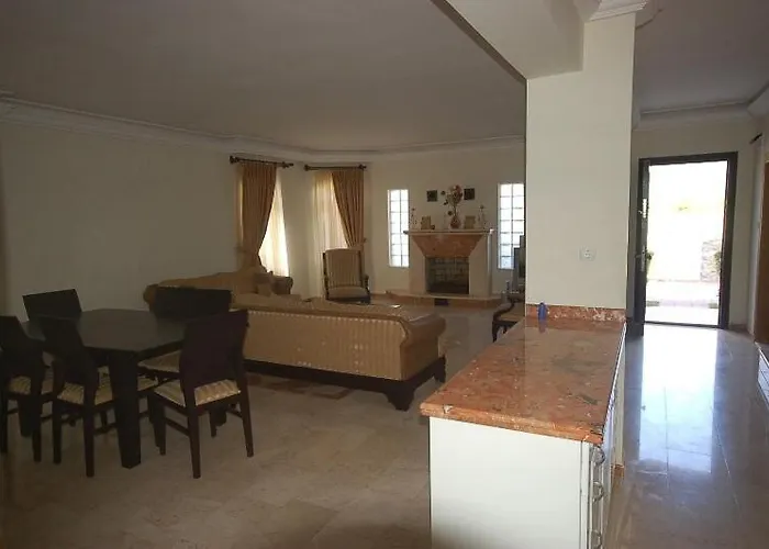 Riverside Triplex With Garden & Pool אלאניה