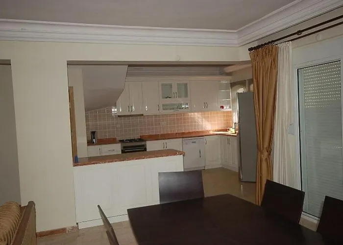 Riverside Triplex With Garden & Pool Willa