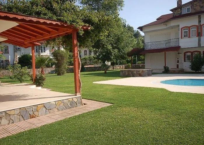 Riverside Triplex With Garden & Pool וילה *