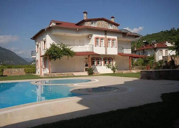 Willa Riverside Triplex With Garden & Pool