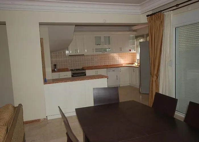 Riverside Triplex With Garden & Pool *