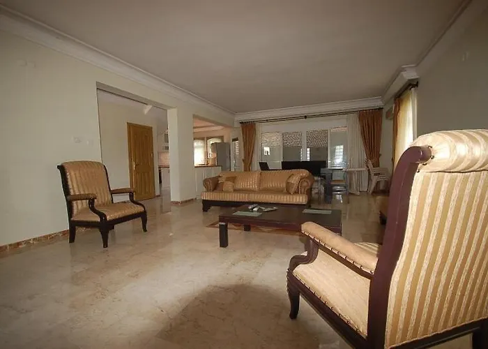 Riverside Triplex With Garden & Pool *